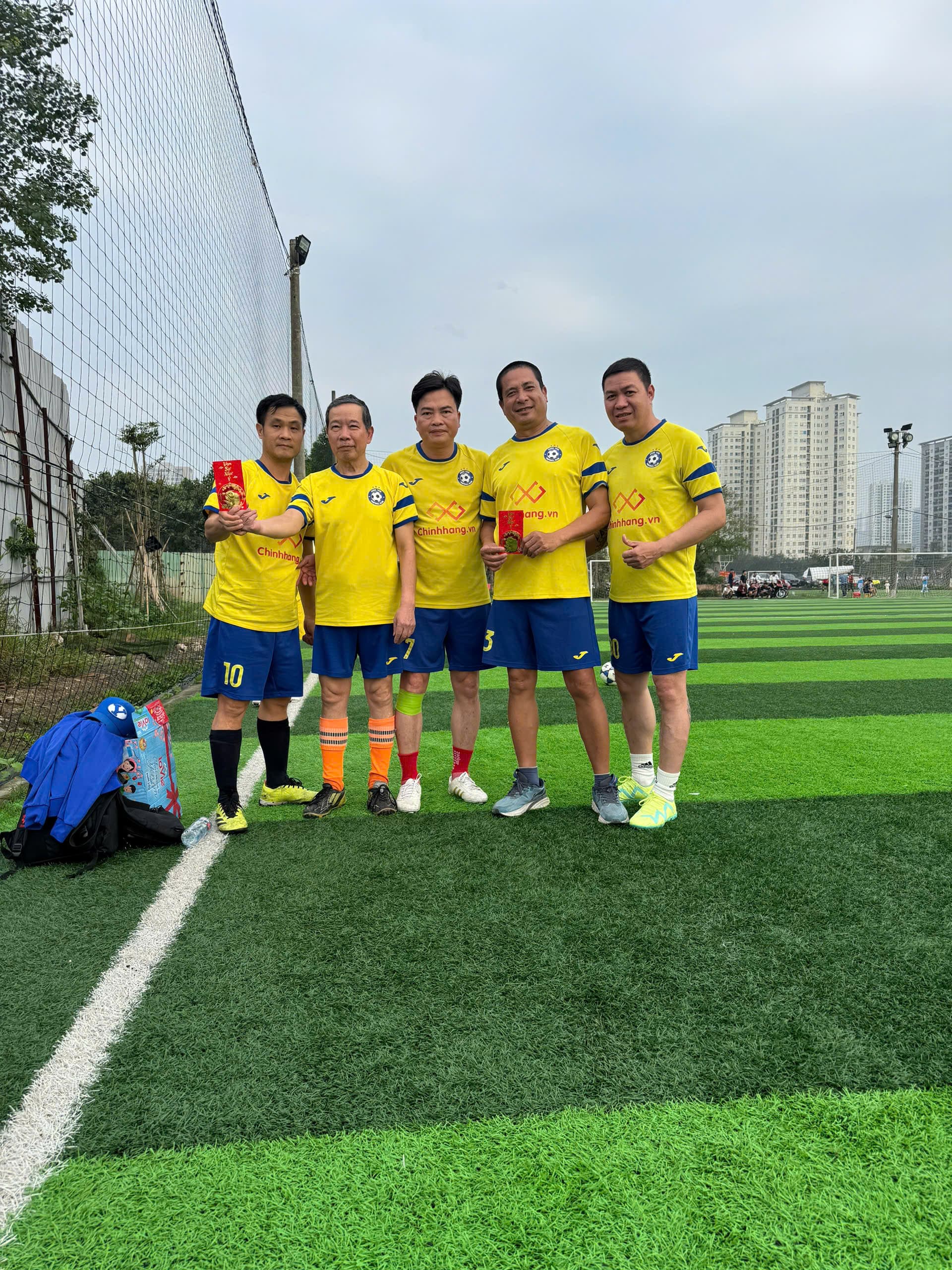 Tranh bóng quyết liệt